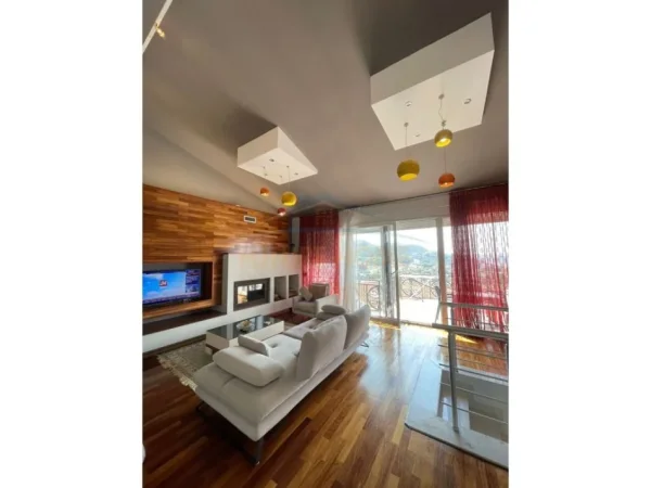 Tirane, jepet me qera apartament 3+1 Kati 4, 166 m² 1.200 € 