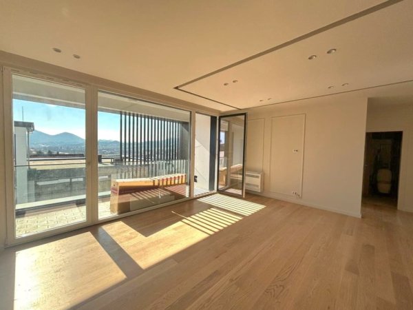 Tirane, shitet apartament 3+1 , 153 m² (Pallati Brigadave)