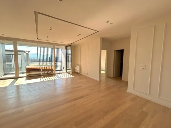 Tirane, shitet apartament 3+1 , 153 m² (Pallati Brigadave)