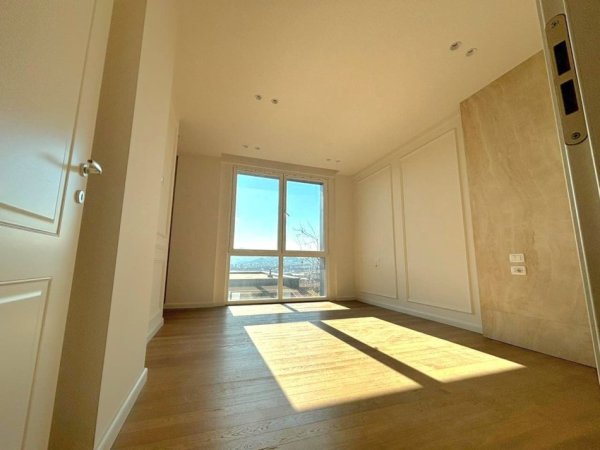 Tirane, shitet apartament 3+1 , 153 m² (Pallati Brigadave)