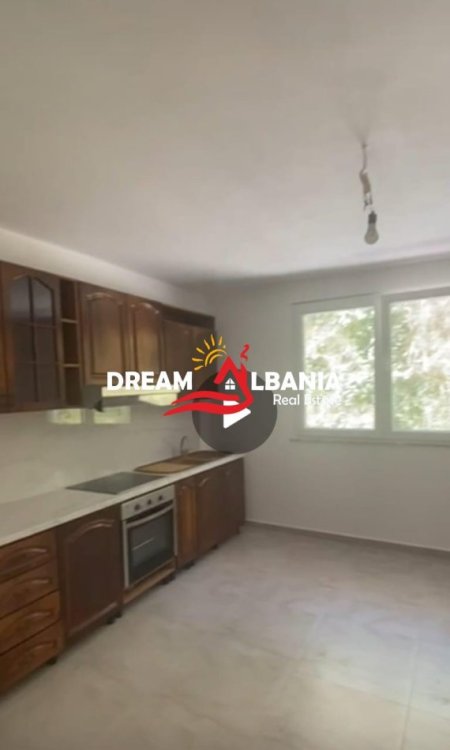 Tirane, jepet me qera apartament 1+1 , 58 m² 200 € (sa kalon News 24, Shkoze)