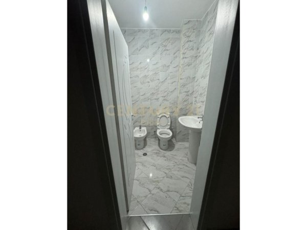 Tirane, jepet me qera apartament 2+1 , 140 m² 500 € (Kopshti Botanik prane Xhamise)