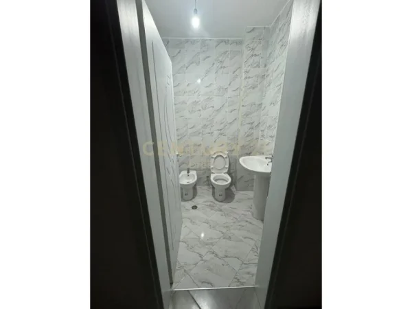 Tirane, jepet me qera apartament 2+1 , 140 m² 500 € (Kopshti Botanik prane Xhamise)