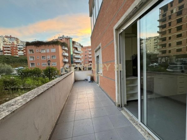Tirane, jepet me qera apartament 2+1 , 140 m² 500 € (Kopshti Botanik prane Xhamise)