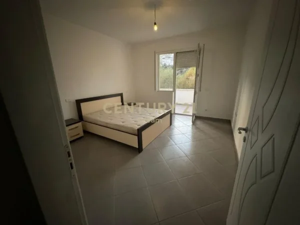 Tirane, jepet me qera apartament 2+1 , 140 m² 500 € (Kopshti Botanik prane Xhamise)