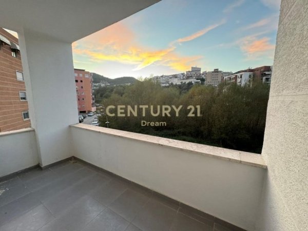 Tirane, jepet me qera apartament 2+1 , 140 m² 500 € (Kopshti Botanik prane Xhamise)