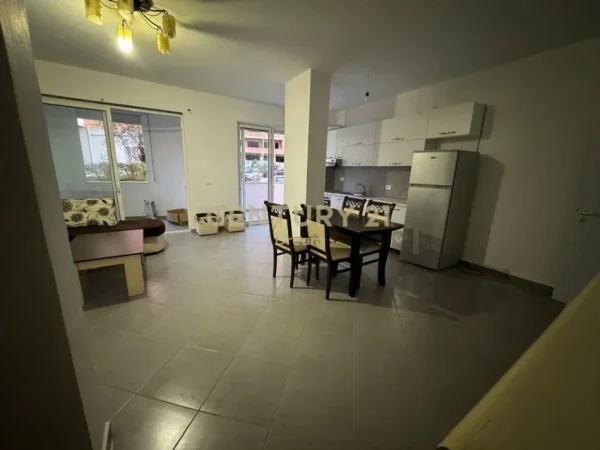 Tirane, jepet me qera apartament 2+1 , 140 m² 500 € (Kopshti Botanik prane Xhamise)