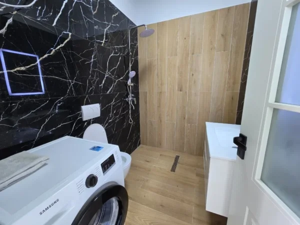 Tirane, jepet me qera apartament 2+1+Ballkon , 90 m² 600 €