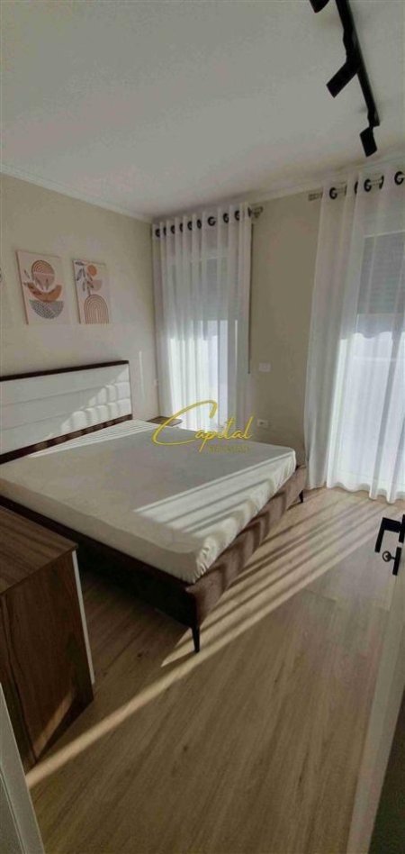 Tirane, jepet me qera apartament 1+1 Kati 5, 70 m² 500 € (XHAMLLIKU)