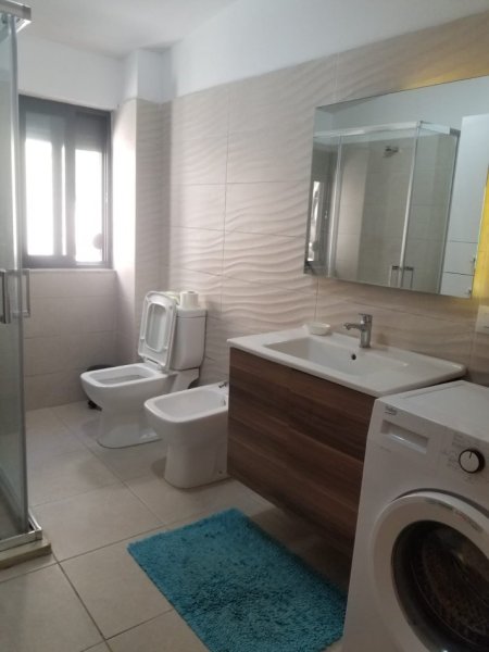 Tirane, jepet me qera apartament 2+1+Ballkon Kati 3, 112 m² 800 € (Bllok)