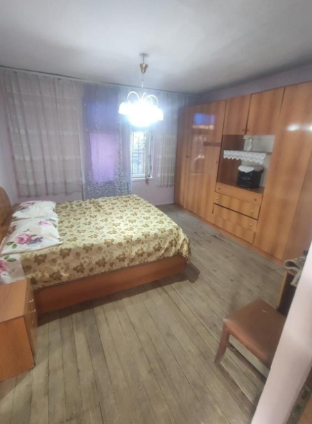 Tirane, jepet me qera apartament 2+1 Kati 1, 85 m² 400 € (stacioni i trenit)