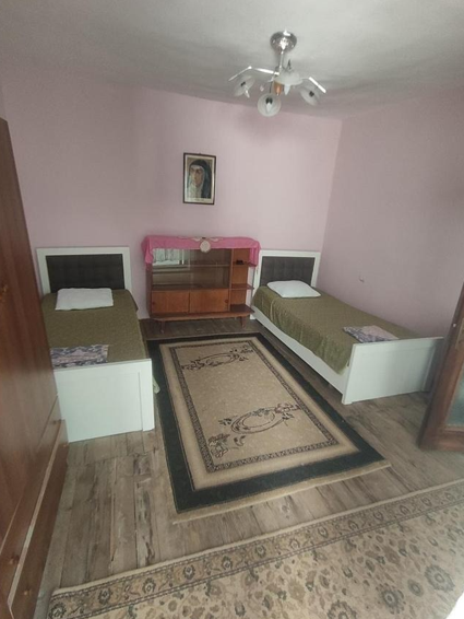Tirane, jepet me qera apartament 2+1 Kati 1, 85 m² 400 € (stacioni i trenit)