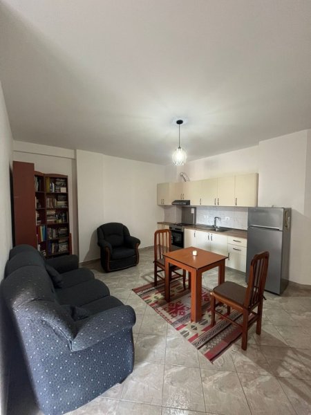 Tirane, jepet me qera apartament 1+1+Ballkon Kati 2, 68 m² 500 € (Liqeni i Thate/Rr.Peti)