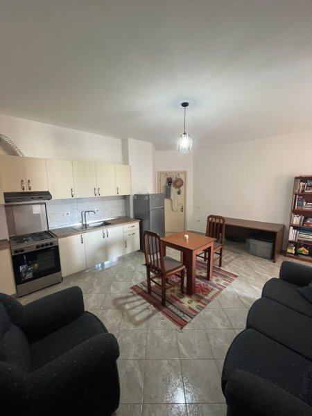 Tirane, jepet me qera apartament 1+1+Ballkon Kati 2, 68 m² 500 € (Liqeni i Thate/Rr.Peti)