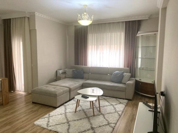 Jepet me Qira Apartament 2+1+2 në Zonën e Komunës së Parisit.,  Kati 3, 120 m² 950 €URO