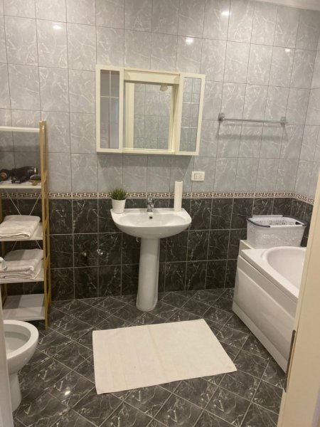 Jepet me Qira Apartament 2+1+2 në Zonën e Komunës së Parisit.,  Kati 3, 120 m² 950 €URO