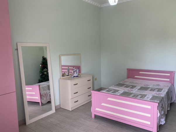 Tirane, jepet me qera apartament 1+1 , 60 m² 300 € (rruga Myslym Keta)