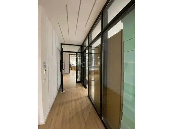 Tirane, jepet me qera ambjent biznesi , 315 m² 4.500 € 