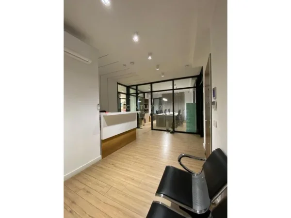 Tirane, jepet me qera ambjent biznesi , 315 m² 4.500 € 