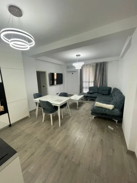Tirane, jepet me qera apartament 2+1 Kati 4, 600 € 