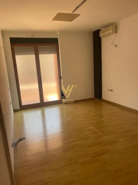 Tirane, jepet me qera zyre Kati 4, 220 m² 1.100 € (MYSLYM SHYRI)