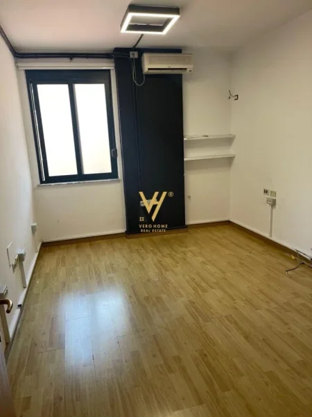 Tirane, jepet me qera zyre Kati 4, 220 m² 1.100 € (MYSLYM SHYRI)