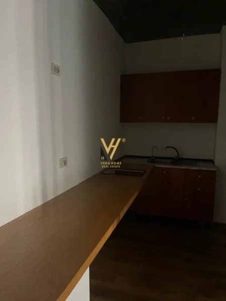 Tirane, jepet me qera zyre Kati 4, 220 m² 1.100 € (MYSLYM SHYRI)