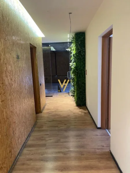 Tirane, jepet me qera zyre Kati 4, 220 m² 1.100 € (MYSLYM SHYRI)