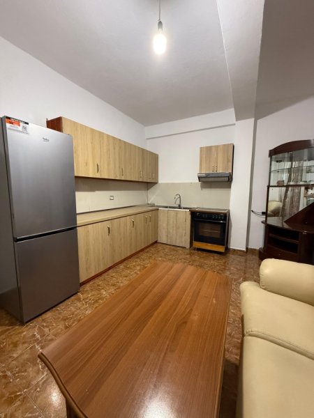Tirane, jepet me qera apartament 2+1+Ballkon Kati 0, 400 € (Rruga Azem Galica)
