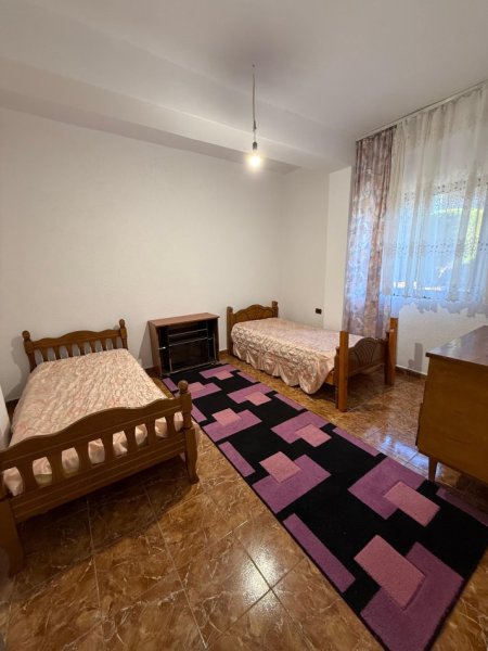 Tirane, jepet me qera apartament 2+1+Ballkon Kati 0, 400 € (Rruga Azem Galica)