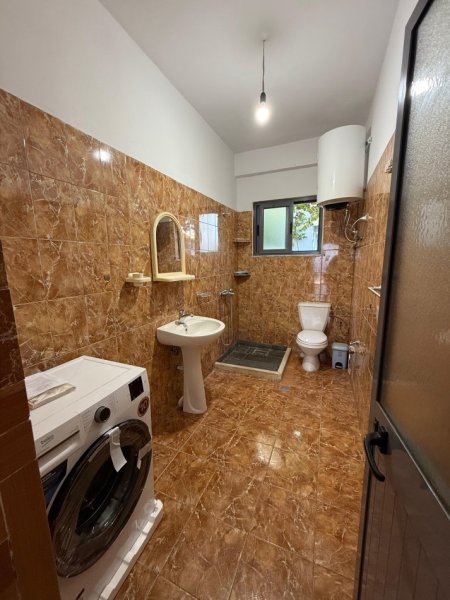 Tirane, jepet me qera apartament 2+1+Ballkon Kati 0, 400 € (Rruga Azem Galica)