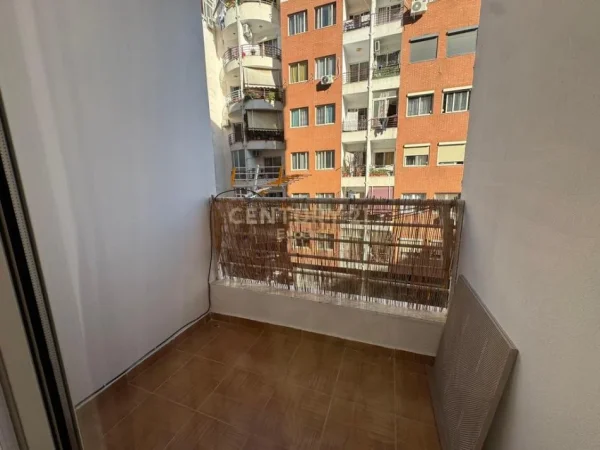 Tirane, jepet me qera apartament 1+1 Kati 3, 55 m² 430 € (Yzberisht)