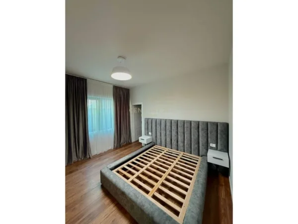 Tirane, jepet me qera apartament 3+1 Kati 1, 514 m² 1.300 € 