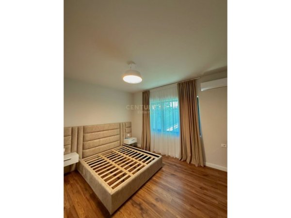 Tirane, jepet me qera apartament 3+1 Kati 1, 514 m² 1.300 € 