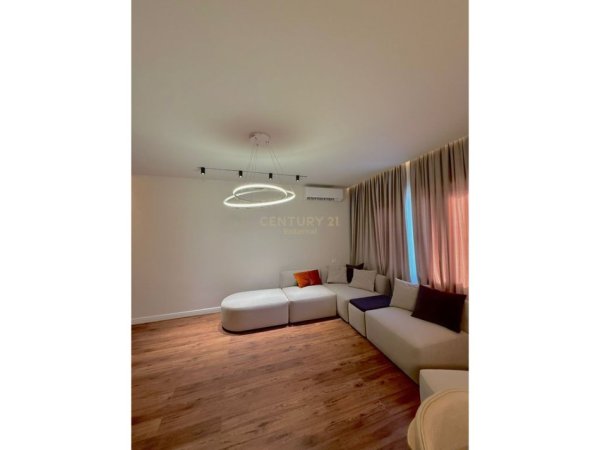 Tirane, jepet me qera apartament 3+1 Kati 1, 514 m² 1.300 € 