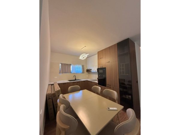 Tirane, jepet me qera apartament 3+1 Kati 1, 514 m² 1.300 € 