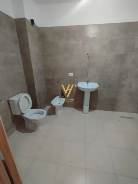 Tirane, jepet me qera apartament 3+1+Ballkon Kati 3, 135 m² 450 € (5 MAJI)