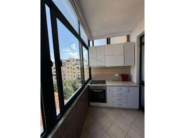 Tirane, jepet me qera apartament 1+1+Ballkon Kati 5, 71 m² 600 € (21 Dhejtori)  UNA57642