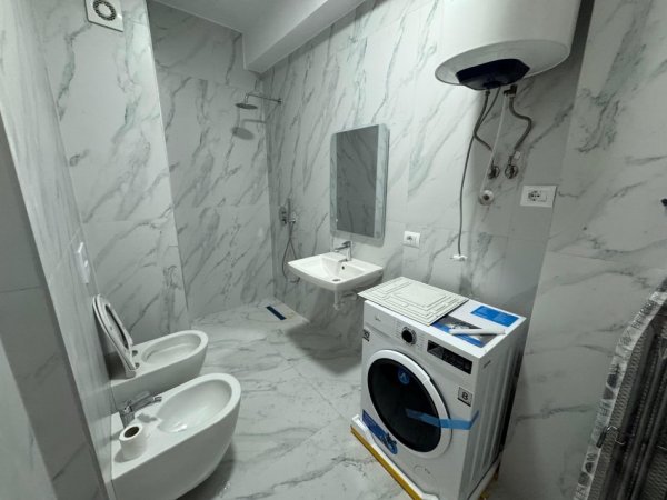 Tirane, jepet me qera apartament 2+1 , 500 €