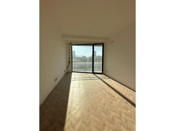 Tirane, jepet me qera zyre Kati 6, 94 m² 750 € (Mine Peza)
