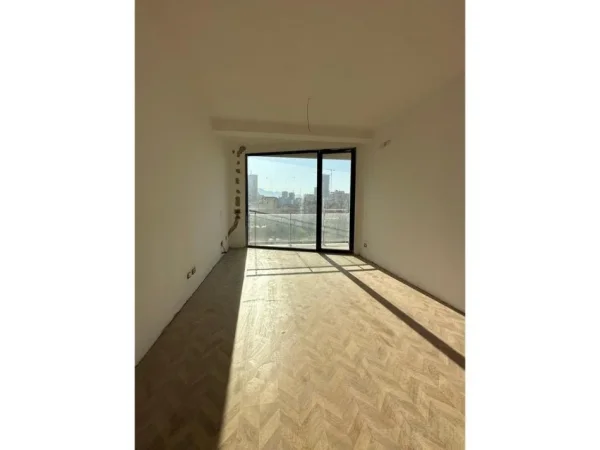 Tirane, jepet me qera zyre Kati 6, 94 m² 750 € (Mine Peza)