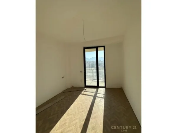 Tirane, jepet me qera zyre Kati 6, 94 m² 750 € (Mine Peza)