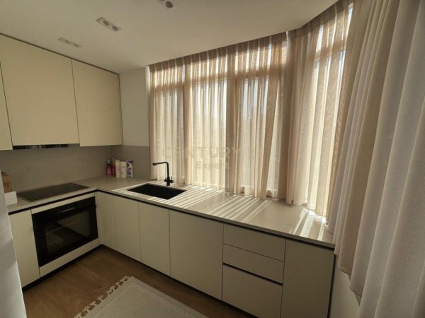 Tirane, jepet me qera apartament 1+1 Kati 7, 62 m² 700 € (Mine Peza)