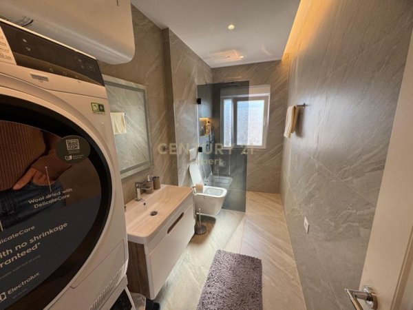 Tirane, jepet me qera apartament 1+1 Kati 7, 62 m² 700 € (Mine Peza)