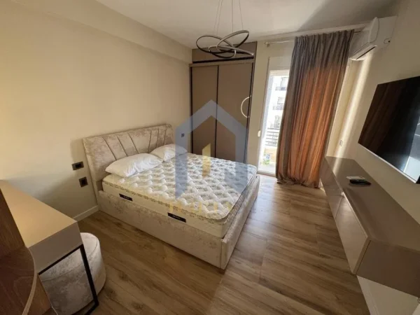 Tirane, jepet me qera apartament 1+1 Kati 7, 70 m² 600 €