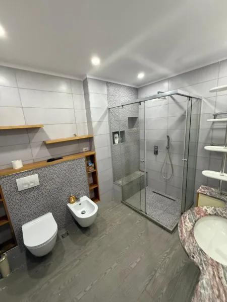 Tirane, jepet me qera zyre Kati 5, 150 m² 1.500 € (BLLOK)