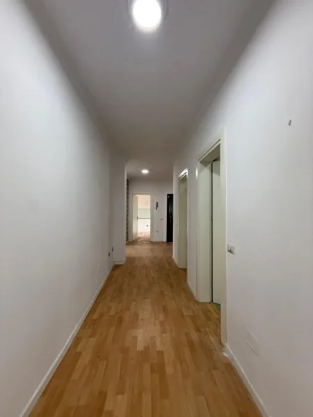 Tirane, jepet me qera zyre Kati 5, 150 m² 1.500 € (BLLOK)