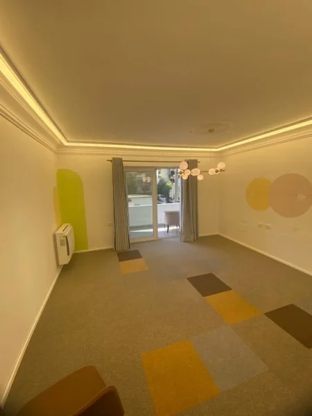 Tirane, jepet me qera ambjent biznesi Kati 1, 130 m² 2.000 € 