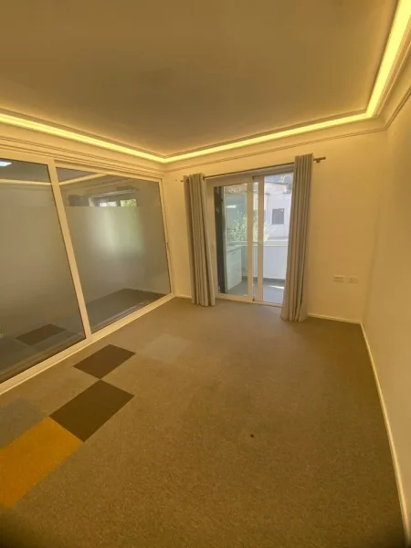 Tirane, jepet me qera ambjent biznesi Kati 1, 130 m² 2.000 € 