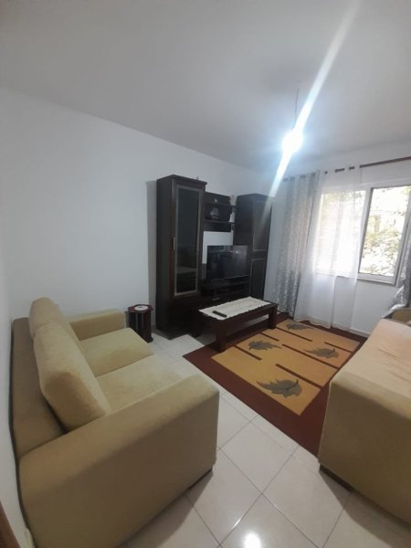 Tirane, jepet me qera apartament 2+1,Mobiluar, Cmimi 500 €, ne LAPRAK,Tirane